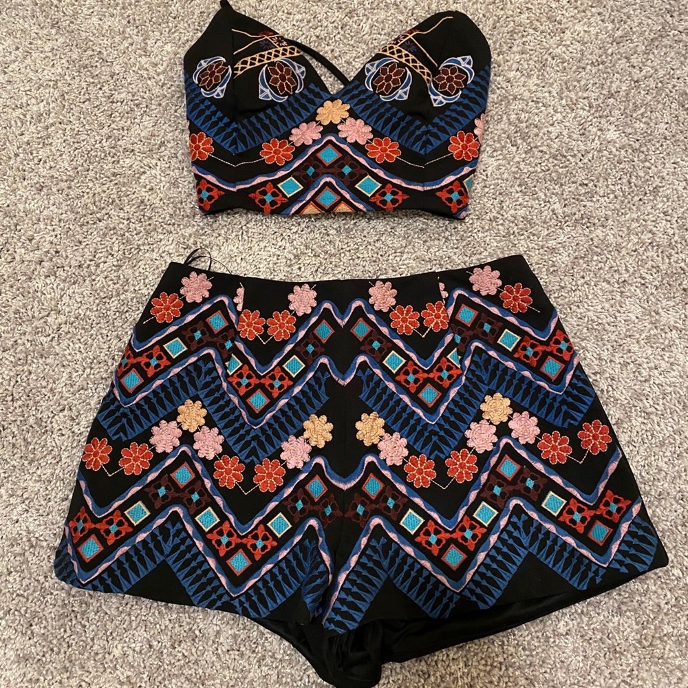 Luxxel embroidered set
